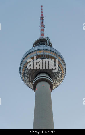 Nahaufnahme der Fernsehturm oder der Fernsehturm in Berlin im Winter Abend mit sanften Farben, Deutschland Stockfoto