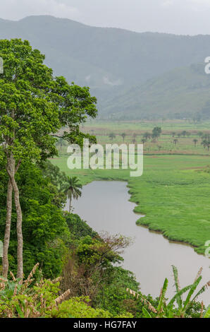 Fluss mit Bergen und üppigen Vegetation an Ringstraße in Kamerun, Afrika Stockfoto