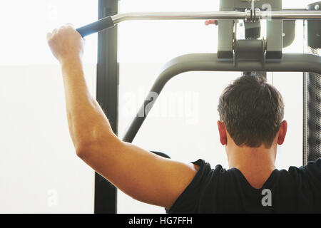 Mann in einem Fitnessstudio tun Gewichtheben Stockfoto