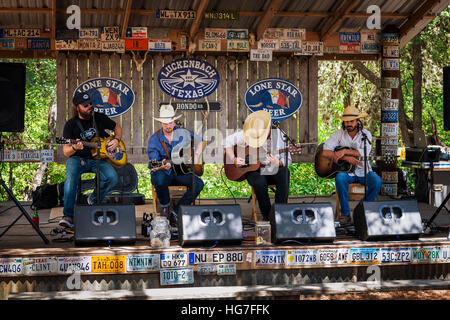 Luckenbach, Texas, USA - 8. Juni 2014: Country-Musik-Band spielt in einem Konzertsaal in Luckenback, Texas. Stockfoto