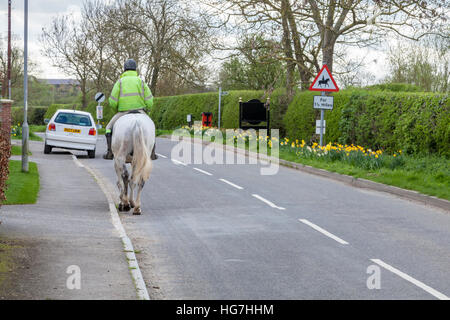 Mann auf einem Pferd auf einer Landstraße, Nottinghamshire, England, UK Stockfoto