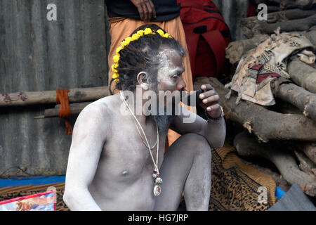 Kolkata, Indien. 5. Januar 2017. Heiliger Mann trinkt Tee im Durchgangslager, Kolkata auf dem Weg zum Sagar Island. Sandhus oder hinduistischen heiligen Mann starten im Durchgangslager auf dem Weg zum Gangasagar zu sammeln. Tausende von Hindu-Pilger sollen die jährlichen heilige Bad im Gangasagar, nehmen am Ganges im Golf von Bengalen anlässlich des Makar Sankranti am 14. Januar 2016 trifft. © Saikat Paul/Pacific Press/Alamy Live-Nachrichten Stockfoto