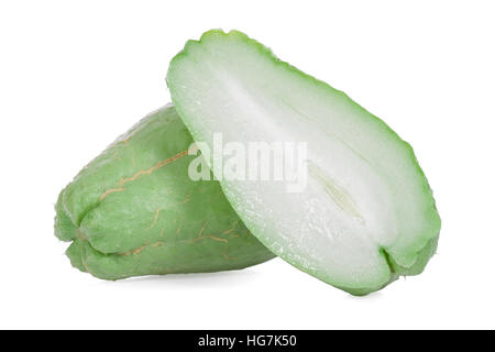 Chayoten isoliert auf weißem Hintergrund, mit einem Chayote halbieren zeigt die Zellstoff oder Fleisch Stockfoto