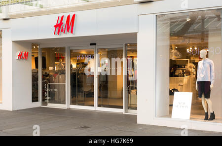 Die Vorderseite des H & M schwedische Mode-Einzelhändler-Outlet in alten George Mall, Salisbury, Wiltshire, Großbritannien. Stockfoto