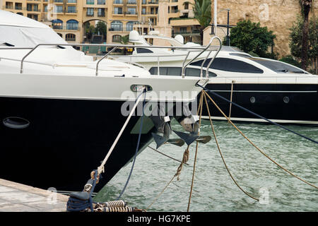 Super-Yachten vertäut am Portomaso, Malta Stockfoto