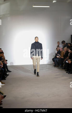 Ein Modell geht die Start-und Landebahn während der öffentlichen Schule, Mens Fashion Show in der Milk Gallery am 2. Februar 2016 in New York City, New York. Stockfoto