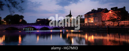 Abenddämmerung Ansicht der Straßenbrücke über den Fluss Great Ouse, Stadt Bedford, Bedfordshire, England, UK Stockfoto