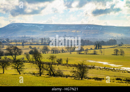 Clitheroe und Pendle Hill aus Backridge Ribble Valley Lancashire Stockfoto