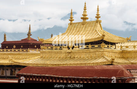 Lhasa, Tibet - der Blick auf das goldene Dach Jokhang Tempel, dem Heiligen Tempel in Lhasa in der Tageszeit. Stockfoto