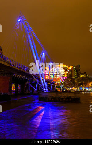 Am Abend Hungerford Bridge und Golden Jubilee Bridge London Charing Cross Station und Böschung Ort blickt Stockfoto