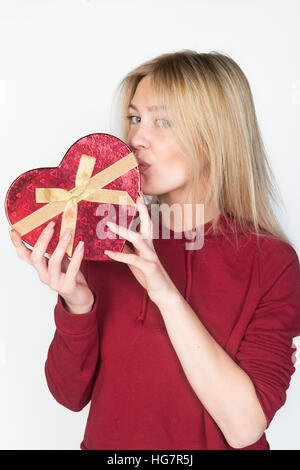 Schöne junge Frau glücklich halten Liebe Symbol Herz San Valentinstag, isoliert auf weißem Hintergrund Stockfoto