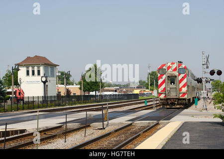 Metra Commuter Bahnhof nahenden Franklin Park trainieren, Franklin Park, Chicago, Illinois, USA. Stockfoto