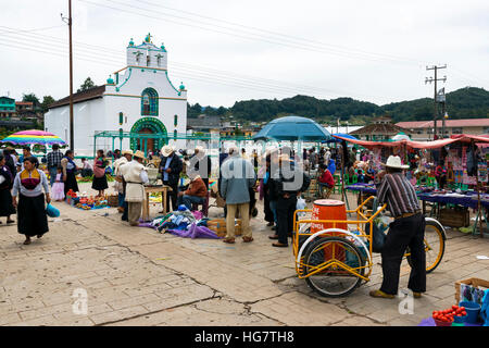 San Juan Chamula, Mexiko - 11. Mai 2014: Menschen vor Ort in einem Markt vor der Kirche von San Juan in der Stadt San Juan Chamula, Chiapas, Mexiko Stockfoto