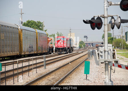 Güterzug vorbei Canadian Pacific-Lokomotiven im Franklin Park Train Station, Franklin Park, Chicago, Illinois, USA. Stockfoto