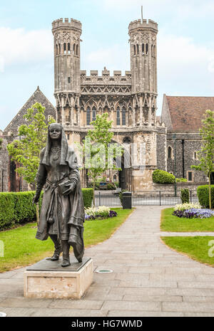 Statue von Bertha, Königin von Kent, Prinzessin der Franken, vor dem Eingangstor zur Kings School in Canterbury Stockfoto