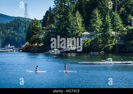 Zwei Personen Paddling auf den ruhigen Gewässern des Deep Cove, Vancouver, im Sommer, Britisch-Kolumbien, Kanada Stockfoto