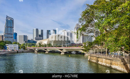 Singapore River mit Blick auf die Esplanede Brücke Und die ikonische Durian-förmigen Esplanade Theater auf die Bucht und die Skyline der Marina Centre Stockfoto