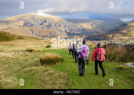 Wanderer, Wandern auf dem richtigen Weg von Bwlch y Groes in Snowdonia mit Aussicht, Elidir Fawr und Dinorwig Schiefer-Steinbruch über Llanberis, Gwynedd, Wales, UK, Großbritannien Stockfoto