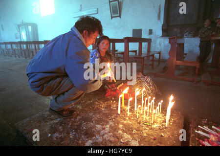 Chichicastenango ist bekannt für die 400-Jahr-alte Kirche von Santo Tomás wo K'iche' Maya-Priester die Kirche verwenden Sie für ihre Rituale, Weihrauch Stockfoto