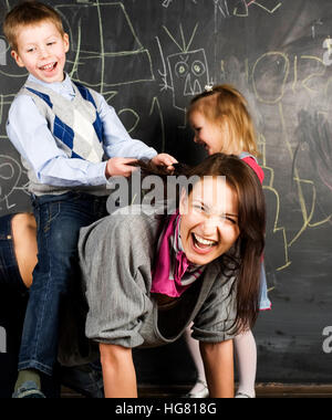 Lehrer mit crazy Kid im Klassenzimmer kämpfen, Lifestyle-Bildung-Menschen-Konzept Stockfoto