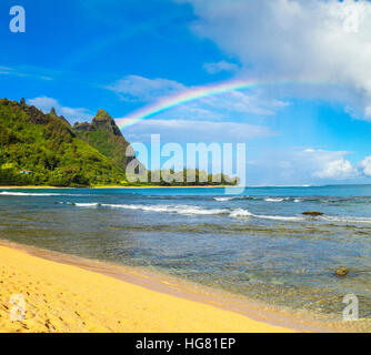 Doppelter Regenbogen am Mt. Makana, genannt Bali Hai in Haena, Kauai Stockfoto