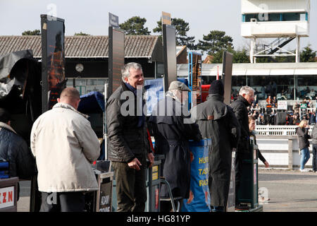 Pferderennen Buchmacher in Stratford Racecourse in England. Stockfoto