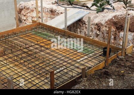 Im Boden Schwimmbad Technikraum im Bau mit Stahl Armierungseisen und Sperrholz Formen. Stockfoto