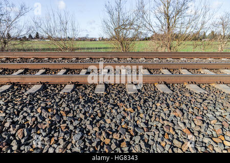 Deutsche Bahn Straßenlinie liegt auf Steinen Stockfoto