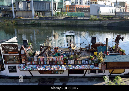 Wort auf dem Wasser, Bücher zu verkaufen von einem Boot Regent es Canal, Kings Cross, London England Großbritannien UK Stockfoto