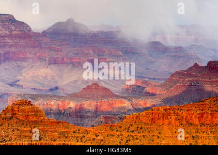 Schnee, Duschen über den Grand Canyon wie Sonnenuntergang einem Bergrücken leuchtet von Yavapai Point gesehen. Grand Canyon Nationalpark in Arizona Stockfoto