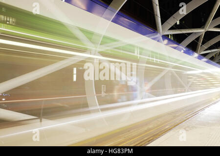 Slow-Shutter bewegt sich Straßenbahn in Straßenbahn Beatrix Kwartier, Netkous - Farbe Stockfoto