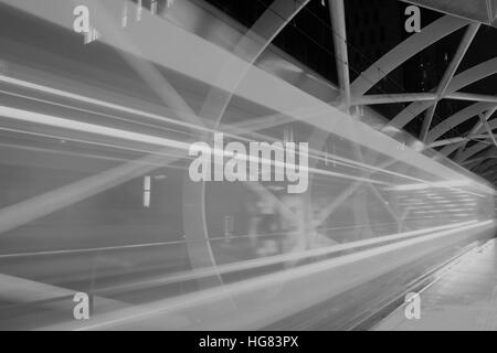 Slow-Shutter bewegt sich Straßenbahn in Straßenbahn Beatrix Kwartier, Netkous - schwarz / weiß Stockfoto