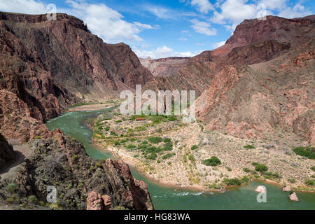 Der Colorado River fließt vorbei an den Bright Angel Campground in Grand Canyon. Grand Canyon Nationalpark in Arizona Stockfoto