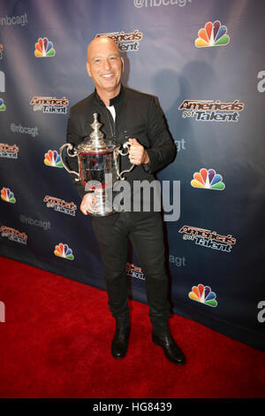 Howie Madel posiert mit der US Open Trophy, als er bei America es Got Talent Saison 10, Live-Voting-runden-Kick-off Show ankommt. Stockfoto