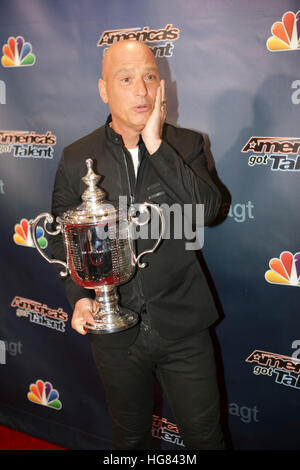 Howie Madel posiert mit der US Open Trophy, als er bei America es Got Talent Saison 10, Live-Voting-runden-Kick-off Show ankommt. Stockfoto