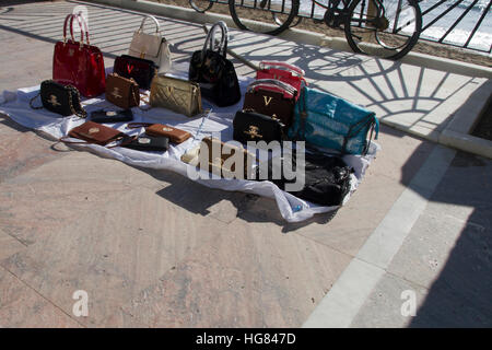 Design-gefälschte Marke waren Handtaschen Taschen zum Verkauf Marbella, Costa Del Sol, Andalusien, Spanien Stockfoto
