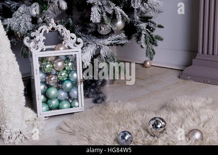 Weihnachtsschmuck in Pastelltönen und Schaffell liegend Stockfoto