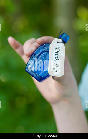 Trinken Sie Flasche. Hand halten Flasche. Stockfoto