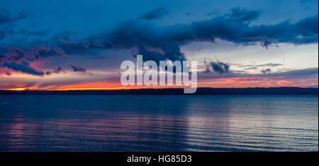 Die Sonne geht hinter den Puget Sound im Winter. Stockfoto
