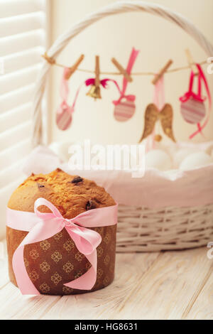 Osterkuchen und Korb mit Eiern und Ostern Dekor. Stockfoto