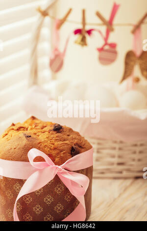 Osterkuchen und Korb mit Eiern und Ostern Dekor. Stockfoto