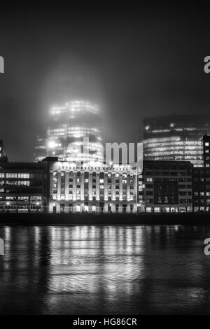 London Bridge Hospital, England mit der Scherbe im Hintergrund. Stockfoto