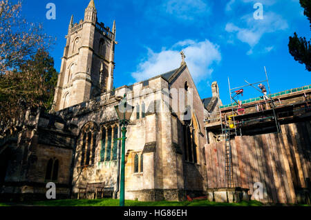 Befestigung Reparatur des Daches bei St. Johann der Baptist Church in furnished, Somerset, Großbritannien Stockfoto