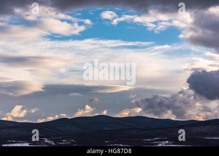Schöne dramatischer Himmel in Crimea Bergen Stockfoto