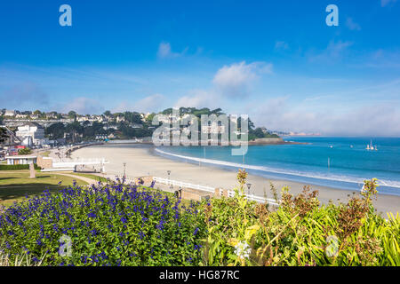 Blick auf die Stadt Perros-Guirec in der Bretagne, Frankreich Stockfoto