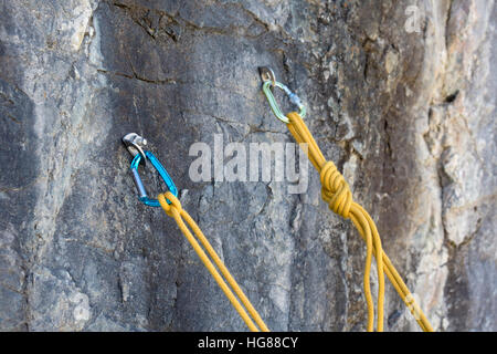 Ouray, Colorado - Seile auf einer Felswand verankert schützen Eiskletterer in Ouray Ice Park. Stockfoto