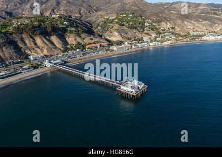 Antenne des Malibu Pier und dem Pazifischen Ozean in Südkalifornien. Stockfoto