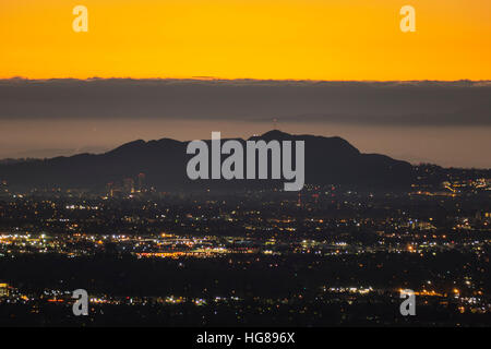 Morgendämmerung Blick Richtung Griffith Park und die Hollywood Hills in Los Angeles, Kalifornien. Stockfoto