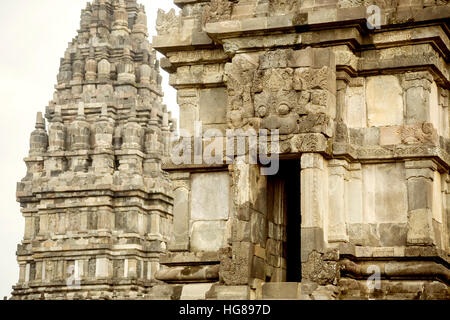 Schnitzereien an Wänden der Prambanan-Tempel gegen klarer Himmel Stockfoto