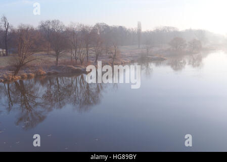 Odra River in Winterlandschaft - gesehen von Zwierzyniecki Fußgängerbrücke, Wroclaw, Polen Stockfoto